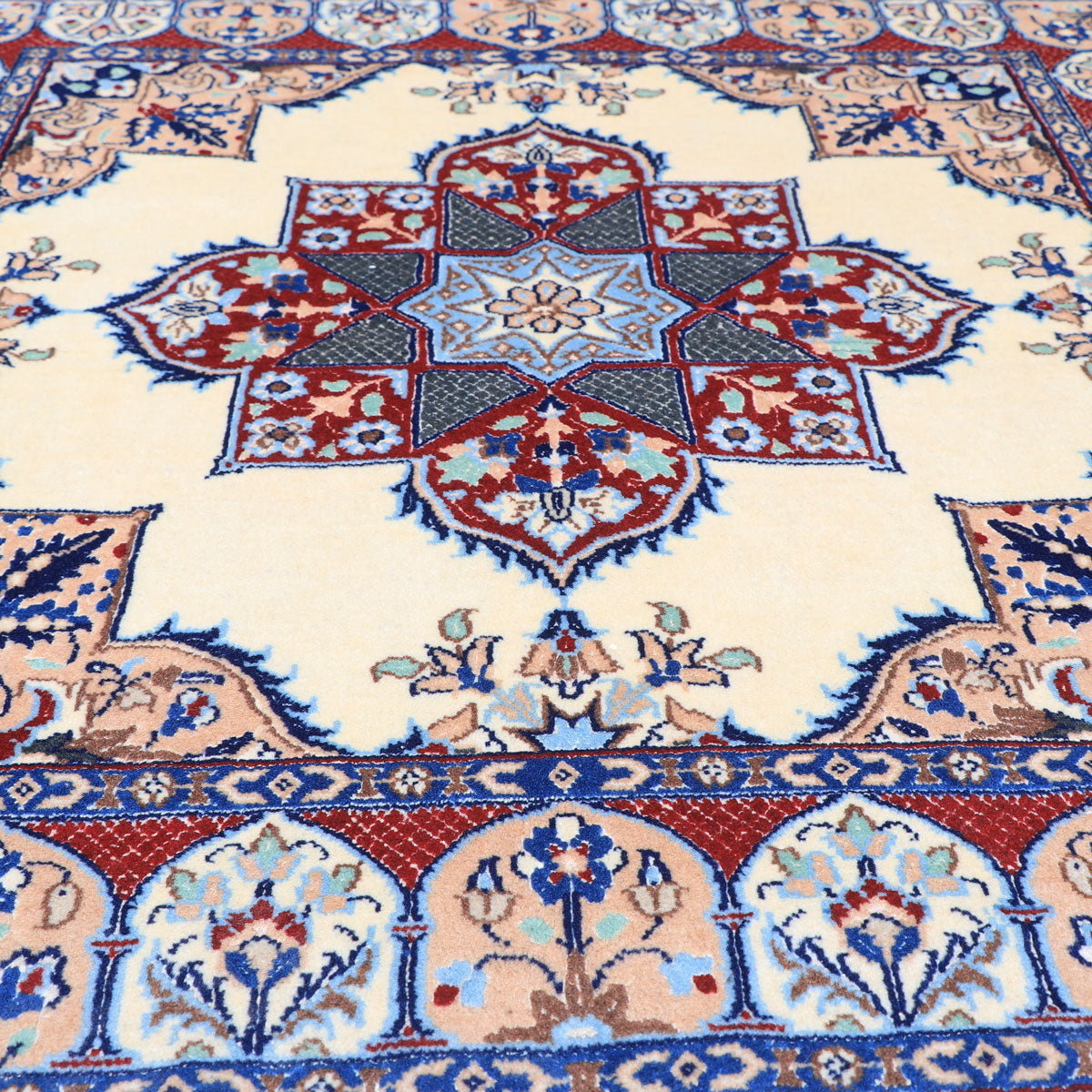ペルシャ絨毯（イラン産）ナイン　103×99cm（FS-70023）