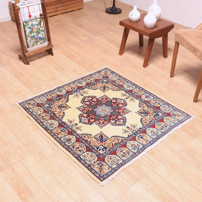 ペルシャ絨毯（イラン産）ナイン　103×99cm（FS-70023）